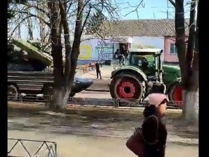 „Ukraińcy kontynuują żniwa w lutym”. Tym razem rolnik miał podwędzić Rosjanom… system rakietowy „Osa”