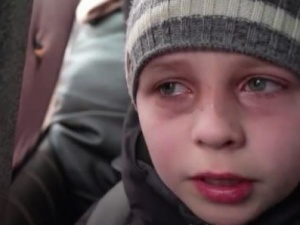[wideo] „Zostawiliśmy tatę w Kijowie”. Poruszająca rozmowa z ukraińskim chłopcem