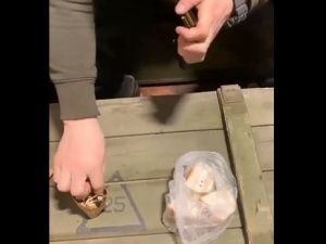 [wideo] Ukraiński żołnierz smaruje pociski słoniną. „Przyjaciele muzułmanie, przez Ukrainę nie dostaniecie się do raju”