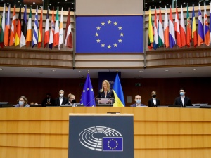 PE praktycznie jednomyślnie przyjął rezolucję wzywającą do przyznania Ukrainie statusu kraju kandydującego do UE