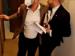 [video] Pijak ucieka! Awantura w Instytucie Kardiologii. Grzegorz Braun szarpał Łukasza Szumowskiego