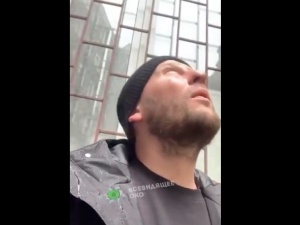 Charków pod rosyjskim ostrzałem. Ukrainiec nagrywał film w momencie uderzenia rakiety w centrum miasta [WIDEO]
