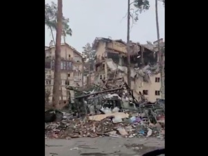 Rosyjskie siły ostrzelały budynki mieszkalne w Irpieniu pod Kijowem. Wstrząsające nagrania [WIDEO]