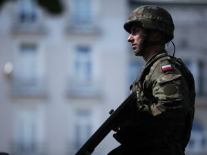 Polacy popierają ustawę o obronie ojczyzny. Zarówno zwolennicy rządu, jak i opozycji [sondaż] 