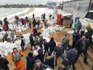 Odessa przygotowuje się na inwazję. Mieszkańcy wznoszą na plaży blokady [wideo]