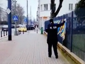 Warszawa: Policjantka zrywa symbole poparcia dla Ukrainy. Przechodnie: „Jak pani nie wstyd?” [WIDEO]