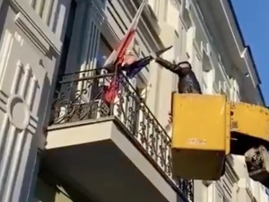 Przy pomocy podnośnika chcieli zdjąć flagi Polski i UE z konsulatu w Irkucku. Pracownicy nie pozwolili [WIDEO]