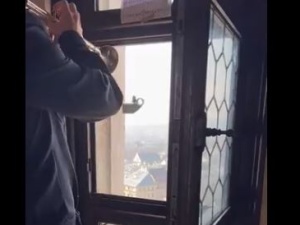 [video] Piękne gesty, które jednoczą. Hejnalista wieży Mariackiej zamiast tradycyjnego hejnału odegrał hymn Ukrainy