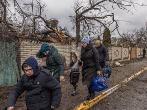 Irpień: Rosjanie wysadzili tory, którymi miał jechać pociąg ewakuacyjny [FOTO]