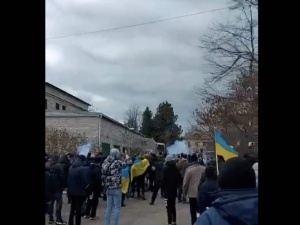 Interfax-Ukraina: Rosjanie otworzyli ogień do protestujących w Nowej Kachowce. Są ranni [WIDEO]