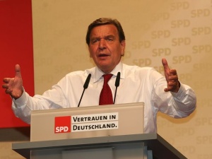 „Ucieka?” Gerhard Schröder poleciał do Moskwy „rozmawiać o pokoju”. Niemiecki rząd nic o tym nie wie