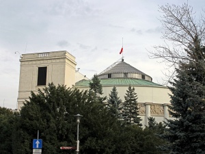 Jak wojna na Ukrainie zmieniała poparcie dla partii politycznych? [Najnowszy sondaż]