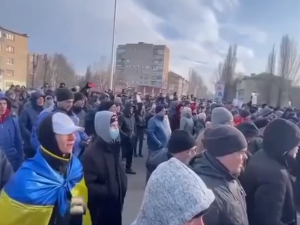 Rosjanie mieli porwać mera ukraińskiego miasta. Mieszkańcy protestują w jego obronie