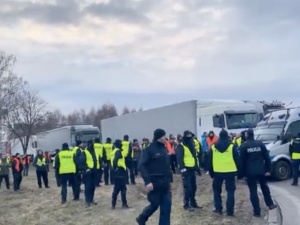 Przed przejściem granicznym z Białorusią trwa protest. „Tiry na białoruskich i rosyjskich tablicach jeżdżą dalej”