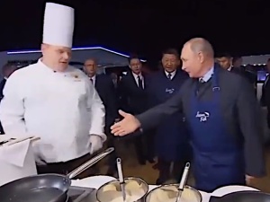 Oni nie podali ręki Putinowi. Wymowny film Anonymous [WIDEO]