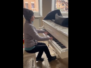 [wideo] Ukraińska pianistka zagrała Chopina tuż przed ucieczką ze zrujnowanego przez Rosjan domu