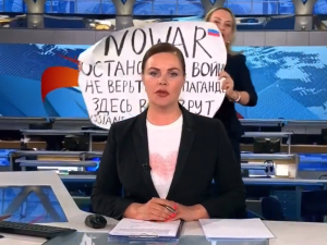 Protest przeciw wojnie w… rosyjskiej telewizji [wideo]
