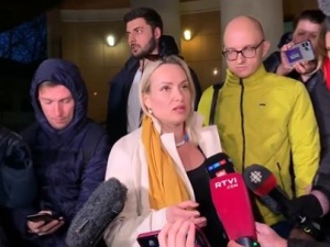 [wideo] Rosja: Dziennikarka protestująca na wizji przeciw wojnie na Ukrainie ukarana… grzywną? Konsternacja w sieci