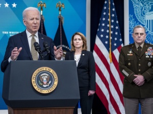 „To pozwoli ukraińskiemu wojsku nadal powstrzymywać samoloty i śmigłowce”. USA wysyłają Ukrainie więcej sprzętu