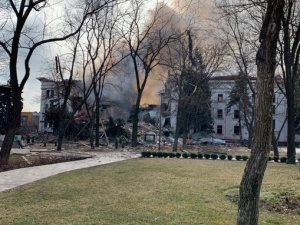 Przed zbombardowanym przez Rosjan teatrze w Mariupolu widniał napis „dzieci”