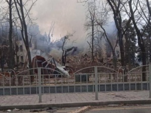 Schron w teatrze w Mariupolu przetrwał bombardowanie? „Ludzie wychodzą żywi”