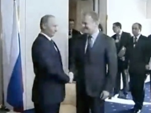 Andruszkiewicz publikuje spot o Tusku. „To właśnie on i ludzie PO bratali się z Putinem” [WIDEO]