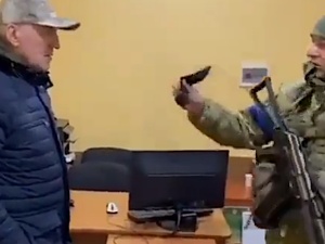 [VIDEO] Opuszczającemu Ukrainę ambasadorowi Białorusi ukraiński pogranicznik rzucił 30 srebrników