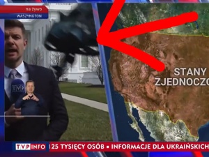 Nietypowa sytuacja. Korespondent TVP w Waszyngtonie nawet się nie zająknął, kiedy spadał na niego element wyposażenia [WIDEO]
