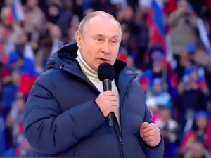 Co Rosjanie zrobili z flagami po propagandowym wiecu Putina? To zdjęcie obiegło sieć [FOTO]