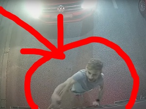 [WIDEO] Proaborcyjny aktywista zaatakował furgonetkę antyaborcyjną wieszakiem. Ten wyraz twarzy!