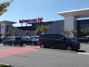 Intermarche znów obchodzi ustawę o wolnych niedzielach. Sklep ogłosił się… czytelnią