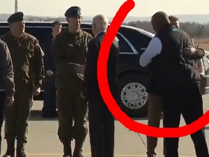 Ten gest mówi wiele. Tak amerykański sekretarz obrony James Austin przywitał się z min. Błaszczakiem [WIDEO]