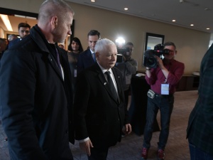 Miejsce Jarosława Kaczyńskiego podczas wczorajszego przemówienia Joe Bidena stało puste. Znamy powód