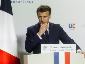 Oni znowu to robią. Francja: Będzie kolejna rozmowa Macron – Putin. „Chce przekonać Putina do…”