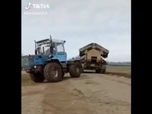 „Przyda się w gospodarstwie”. Tym razem ukraiński traktor porwał rosyjski IMR-2 [WIDEO]