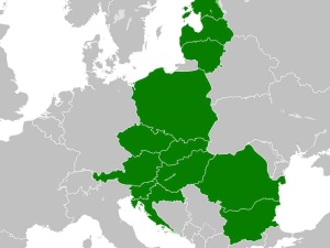 M. Ossowski, red. nacz. TS: Otwiera się na nowo szansa na reaktywację idei Trójmorza, czyli sojuszu państw położonych pomiędzy morzami Bałtyckim, Czarnym i Adriatykiem, wspierana przez sojusz Wielki