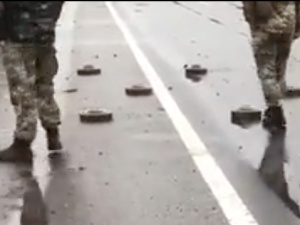 Rozminowywanie trasy między Kijowem a Warszawą. „Ukraiński curling” podbija sieć [WIDEO]