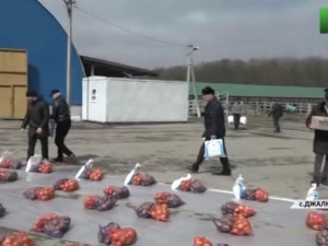 Ziemniaki i cebula dla rodzin zmarłych kadyrowców. Wymowne zdjęcia z Groznego