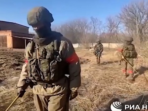 Wielka odwaga kamerzysty, który idzie... przed saperem. Nieudolny film propagandowy rosyjskiej agencji [VIDEO]