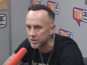 Diabelskie rogi zamiast korony i odwrócony krzyż. Nergal znieważył polskie godło?