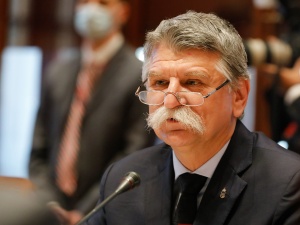 Przewodniczący węgierskiego parlamentu: Solidaryzuję się z Ukraińcami