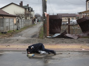 To zdjęcie mówi wszystko. Prezydent Zełenski na widok tego co Ukraińcy odnaleźli w Buczy [FOTO]