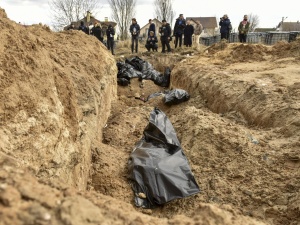 Rosjanie porwali żony ukraińskich wojskowych, dwa dni je gwałcili, potem publicznie powiesili. Kapelan wojskowy o wstrząsającej zbrodni w Hostomelu