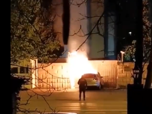 Auto wjechało w ambasadę rosyjską w Rumunii. Nie żyje kierowca [video]