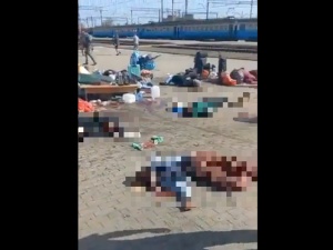 Ostrzelano cywilów czekających na dworcu w Kramatorsku. Wstrząsające nagrania [WIDEO +18]