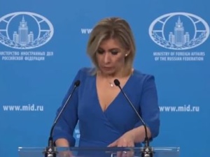 [video] Pijana rzeczniczka MSZ to jednak nowy standard. Fala komentarzy po dziwnym wystąpieniu Marii Zacharowej na konferencji prasowej