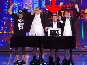 Z tej strony prezydenta Ukrainy nie znaliście. Tak Wołodymyr Zełenski gra na pianinie [VIDEO]
