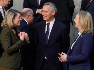 Stoltenberg: NATO planuje stałą obecność wojskową na granicy
