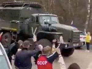 Tak Rosjanie żegnają jadących na wojnę z Ukrainą żołnierzy [WIDEO]