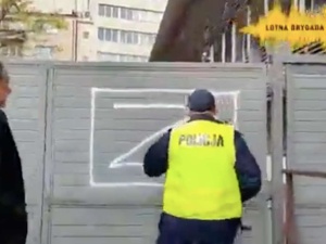 W rocznicę katastrofy smoleńskiej namalowali symbol rosyjskiej inwazji przed siedzibą PiS [WIDEO]